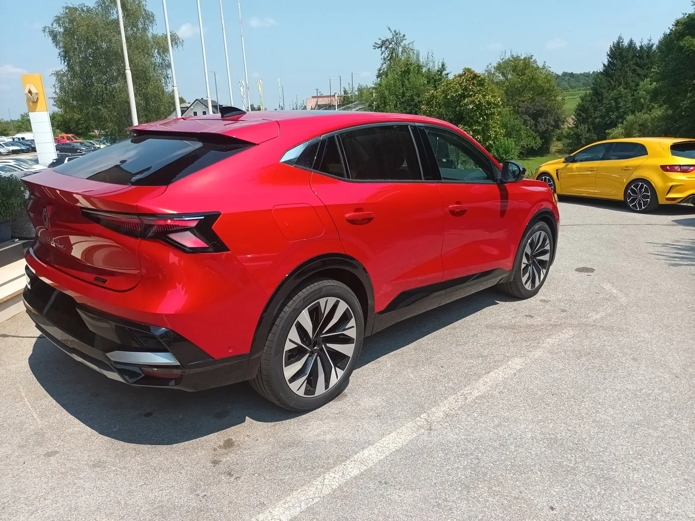 Rdeč Renault Rafale pred salonom Avtohiše Vrtin